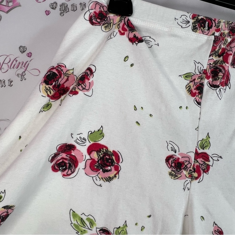 Komar shorts White Floral Shorts flowers roses pink red green drawing style - Picture 5 of 9